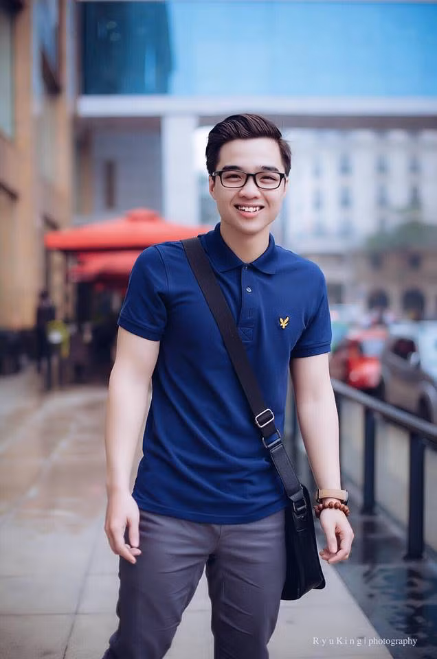Tun Phạm là vlogger đẹp trai và nổi tiếng với những màn đối đáp "chua ngoa, đanh đá" trong vlog của mình được nhiều người vô cùng chú ý thời gian qua.