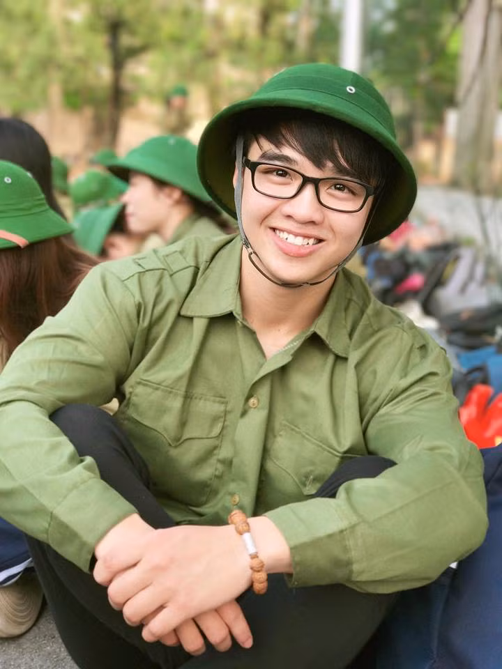 Theo nhiều dân mạng, “hài hước” – “hóm hỉnh” – “chua ngoa” là những cụm từ đúng chất dành cho chàng trai trẻ này và đây cũng chính là hình tượng mà Tun Phạm hướng tới.