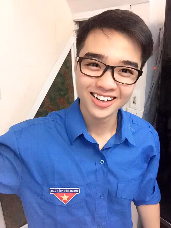 Dù mới chập chững bước vào nghề nhưng, vlogger 9X này nhanh chóng chiếm được thiện cảm của nhiều người qua lối dẫn dắt lôi cuốn, hài hước có phần chua ngoa, đanh đá.