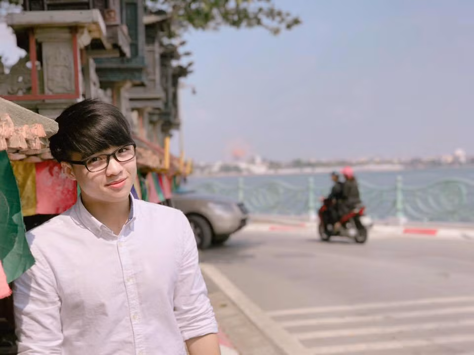 Sau thời gian lên kịch bản là tới phần vừa quay, vừa chỉnh sửa mới có thể gửi tới cộng đồng mạng. Công đoạn này cũng tốn không ít thời gian bởi kỹ thuật hậu kì không hề đơn giản.