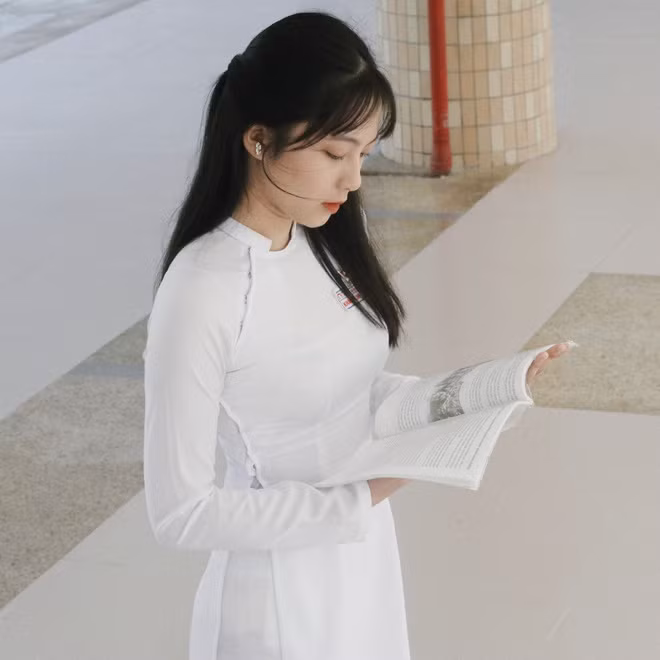 Ngay sau khi xuất hiện, danh tính nữ sinh Đà Nẵng này nhanh chóng được dân mạng truy tìm và chẳng cần mất nhiều thời gian những thông tin đầu tiên của cô nàng đã lộ ra đó là Phạm Lê Khánh Linh (sinh năm 2000).