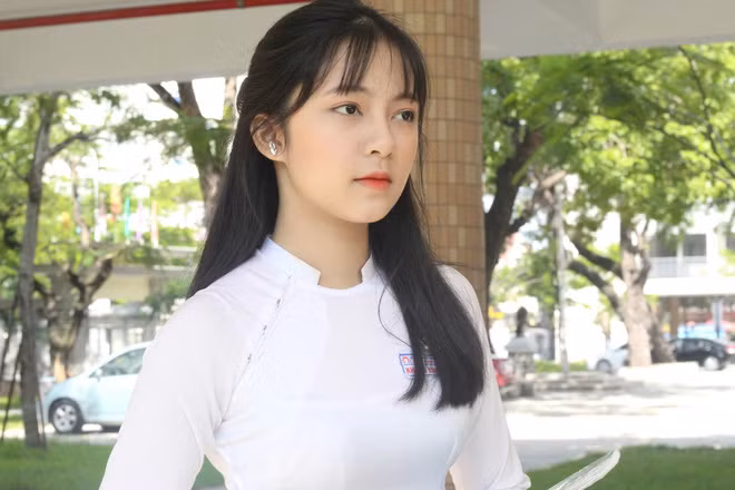 Khánh Linh tiết lộ ảnh mình mặc áo dài đang gây chú ý trên mạng là 1 phần trong series ảnh áo dài được cô bạn chụp trong rất nhiều dịp khác nhau như thi thanh lịch, chụp kỷ yếu lúc còn là học sinh cấp 3.