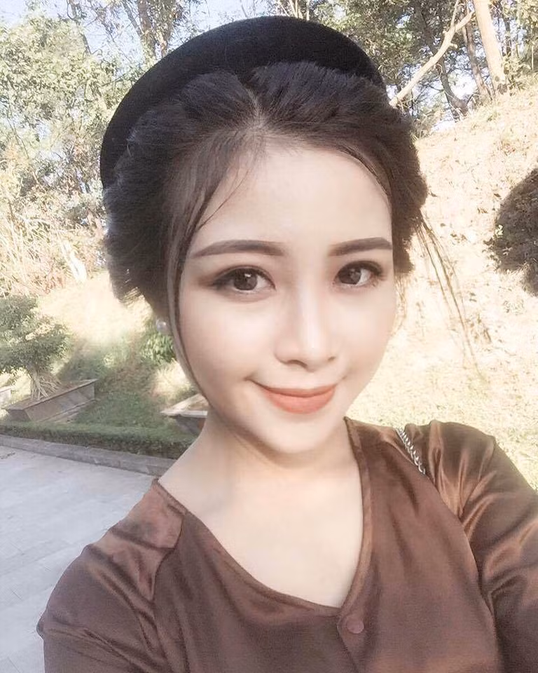 Thời gian vừa qua, rất nhiều những cô giáo mầm non được cộng đồng mạng biết tới nhờ nhan sắc xinh đẹp tuyệt vời và mới nhất là những hình ảnh của cô nàng Linh Nhật - giáo viên mầm non tương lai khiến nhiều người phải xao xuyến mỗi khi ngắm nhìn.