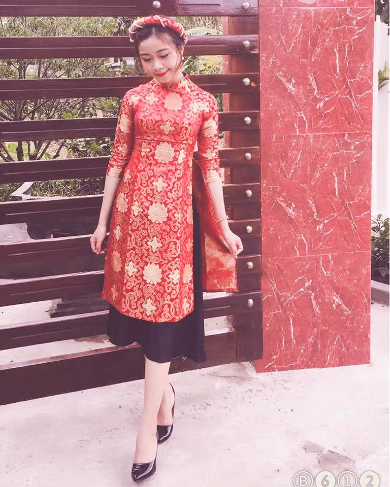 Sở hữu gương mặt ưa nhìn với những đường nét tinh tế cùng thân hình cao ráo, Linh Nhật dễ dàng chinh phục ánh mắt đánh giá của nhiều người. Cũng chính nhờ nhan sắc này, ngoài thời gian lên lớp, giáo viên mầm non tương lai này còn làm mẫu ảnh cho các bộ ảnh thời trang.