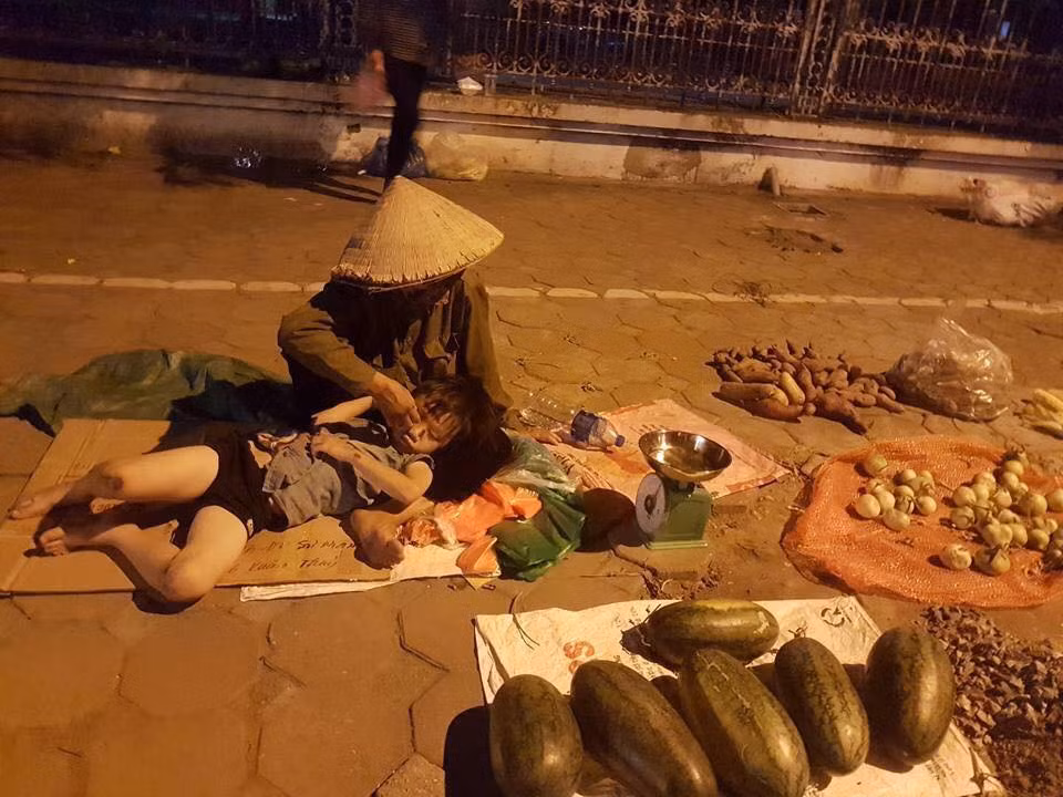 Tay bà bị xước vì mới ngã xe.