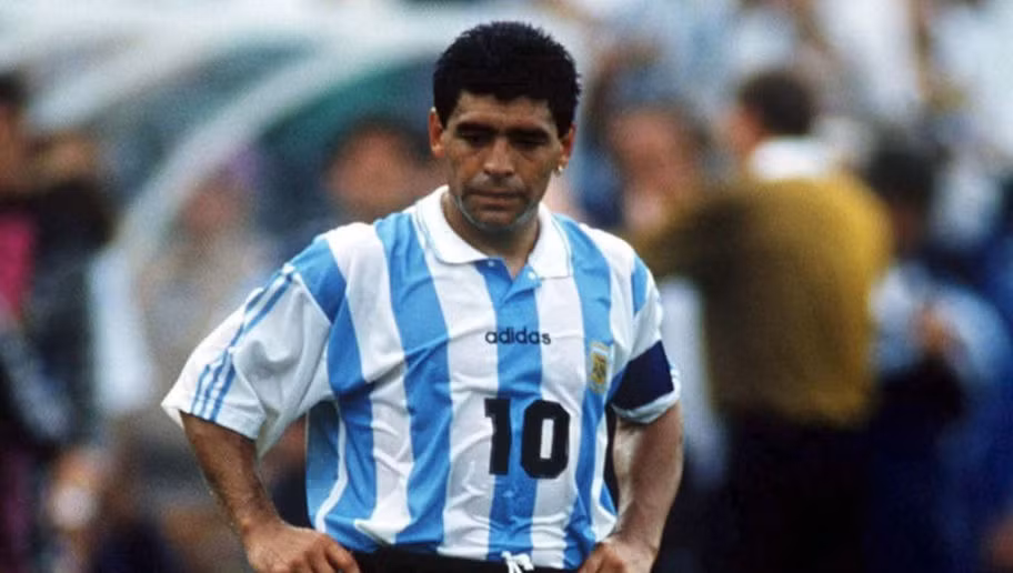 Năm 1991 khi còn thi đấu cho Barcelona, huyền thoại bóng đá Diego Maradona từng bị án phạt tới 15 tháng cấm thi đấu do sử dụng chất ma túy.
