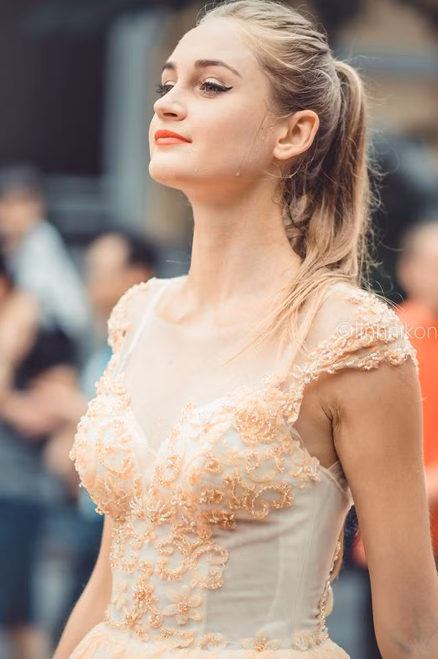 Từ chính diện cho đến góc nghiêng, cô nàng vũ công này thu hút ánh mắt người nhìn. Mặc dù phải trải qua hành trình rất dài vòng quanh Hồ Gươm nhưng cô bạn nước ngoài vẫn luôn tươi cười rạng rỡ. Ảnh: LinhNikon