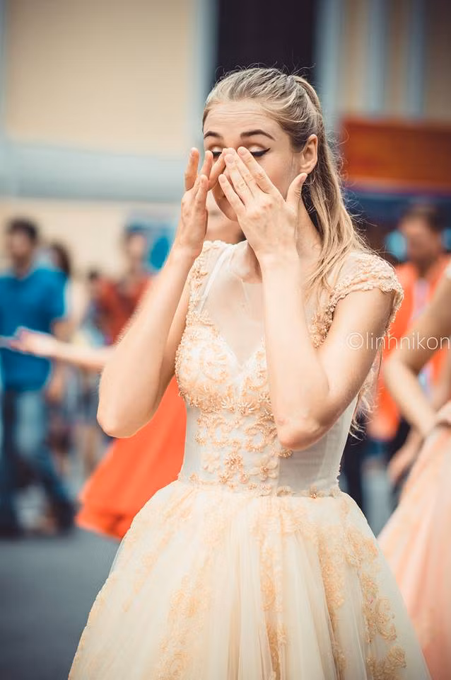 Những giọt mồ hôi đã đổ nhưng không vì thế mà khiến vũ công xinh đẹp như tiên này cảm thấy mệt mỏi, bởi xung quanh có có hàng trăm ánh mắt đang hướng về mình. Ảnh: LinhNikon
