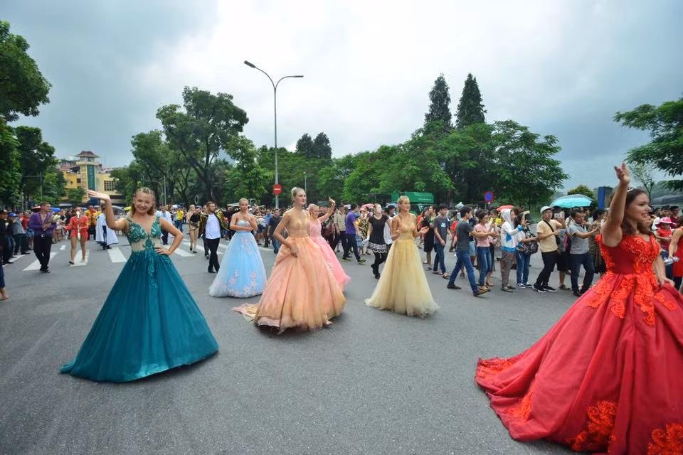 Hiện danh tính của cô gái nước ngoài trong đoàn Carnival tại phố đi bộ này vẫn đang được cư dân mạng tìm kiếm. Nhưng chỉ bằng những bức ảnh vừa qua thôi đã đủ khiến dân mạng vô cùng thỏa mãn. Ảnh: Lao Động
