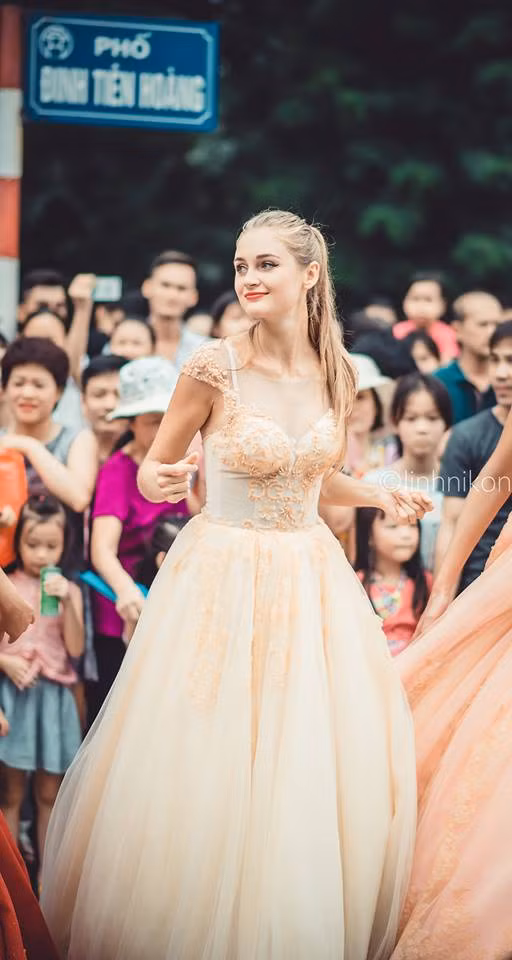 Cuối tuần vừa qua, một sự kiện đặc biệt đã được diễn ra tại phố đi bộ Hồ Gươm - Hà Nội, đó là lễ hội Carnival đường phố, đây là lần đầu tiên một sự kiện hoành tráng được diễn ra và đã thu hút được rất nhiều sự chú ý của người dân. Ảnh: LinhNikon