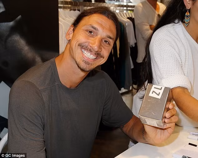 Tranh thủ kì nghỉ hè, tiền đạo Zlatan Ibrahimovic rạng rỡ trong ngày ra mắt thương hiệu nước hoa riêng tại Paris. Chân sút người Thụy Điển tiết lộ sản phẩm này sẽ được bày bán rộng rãi từ ngày 12/8.