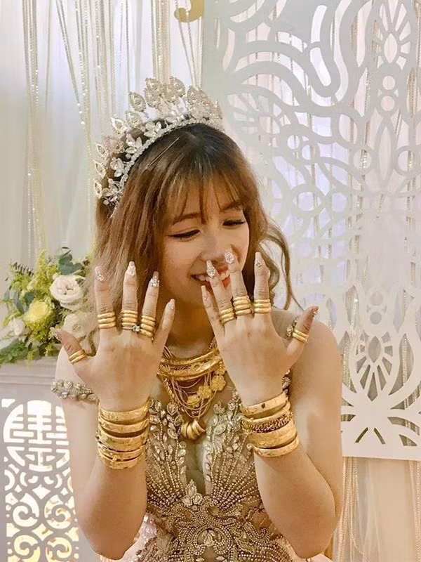 Tuy nhiên, điều khiến mọi người chú ý hơn cả chính là hai bàn tay của cô dâu đeo đầy vàng.