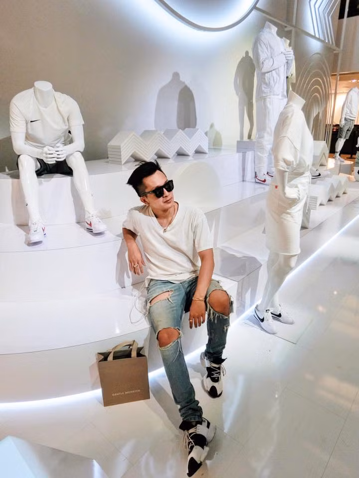 Bạn trai của nữ DJ có một cuộc sống xa hoa, sang chảnh. Anh chàng thường lui tới các địa điểm giải trí dành cho giới nhà giàu và việc đi du lịch nước ngoài của T.T được cập nhật thường xuyên như "cơm bữa".
