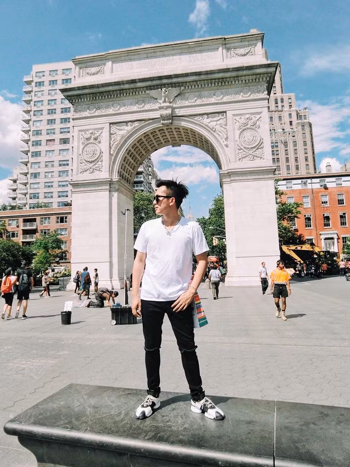 Sau khi đăng tải lên mạng xã hội, bài viết "đi Mỹ 20 triệu" của nữ DJ Sài thành đã nhanh chóng nhận về nhiều ý kiến trái chiều. Trong khi nhiều người tỏ ý tán thưởng, ngưỡng mộ thì số khác lại cho rằng con số 20 triệu thật sự vô lý. Bởi ai cũng biết Mỹ là một đất nước có chi phí đắt đỏ mà cụ thể hơn đó là thành phố New York.