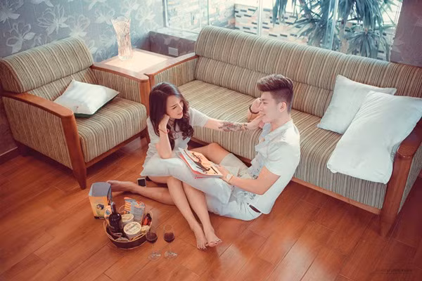 Sau hai tháng trò chuyện với nhau trên mạng xã hội thấy tâm đầu ý hợp, chàng cắt tóc Tuấn Anh mới mạnh dạn đề nghị cô người mẫu ảnh Trần Anh tiến đến buổi hẹn hò gặp mặt lần đầu tiên.