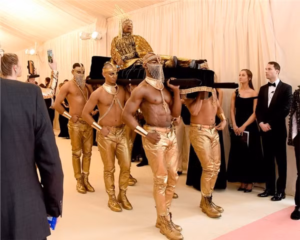 Mũ đội đầu của Billy Porter trong lễ thời trang Met Gala 2019 còn được làm bằng vàng 24K. Đặc biệt, lớp trang điểm tỉ mẩn của Billy Porter cũng gây ấn tượng mạnh mẽ. Sự xuất hiện của Billy Porter tại Met Gala được đánh giá như một màn trình diễn nghệ thuật đương đại.
