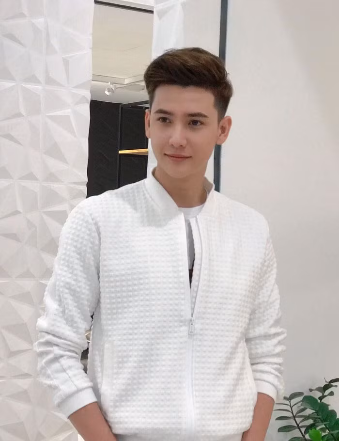 Cũng theo tìm hiểu của dân mạng, Duy Lâm không chỉ biết hát mà còn từng tham gia diễn xuất trong một số phim ngắn dành cho lứa tuổi học đường cách đây chưa lâu.