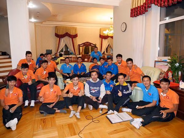 Sau khi thưởng thức bữa ăn, toàn bộ BHL cũng như các cầu thủ thể hiện tài năng ca hát cây nhà lá vườn của mình.