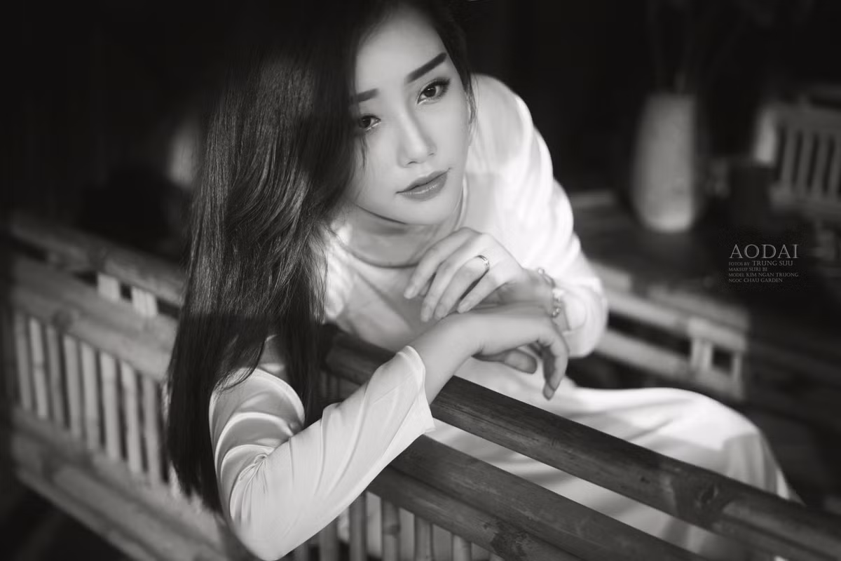 Sau một thời gian tạm dừng xuất hiện trong các sự kiện nghệ thuật để chăm lo cho gia đình nhỏ, hot girl Ngân Búng đã trở lại với bộ ảnh trong trang phục áo dài trắng mộc mạc và gợi cảm.