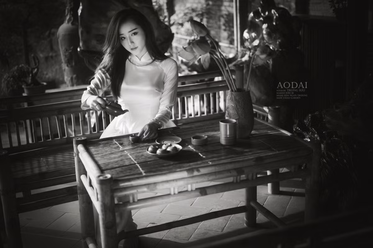 Sự trở lại với chiếc áo dài truyền thống của cô hot girl đình đám Hà thành đã nhận được sự đón chào nồng nhiệt từ cư dân mạng. Sau ít giờ đăng tải, bộ ảnh của Ngân Búng đã thu hút được hàng ngàn like từ người hâm mộ.