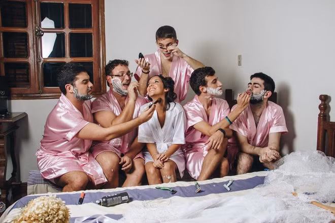 Tuy nhiên, ngay trong lúc bí bách nhất, Rebeca đã lóe lên một ý tưởng điên rồ: Tại sao không nhờ chính những người anh em thân thiết của mình làm "phù dâu" có râu.