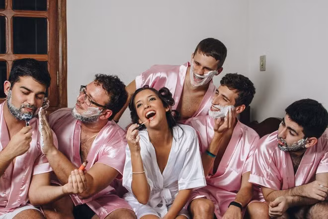 Ngại gì mà không cạo râu cùng nhau trong ngày đặc biệt để chuẩn bị cho lễ cưới tươm tất.