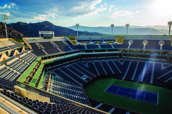 Tổ hợp sân Indian Wells Tennis Garden bao gồm 20 sân và trong đó sân thi đấu chính thức có sức chứa lên tới 16.100 chỗ ngồi.