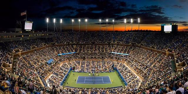 Sân Arthur Ashe là sân tennis có sức chứa lớn nhất thế giới với 22.547 chỗ ngồi.