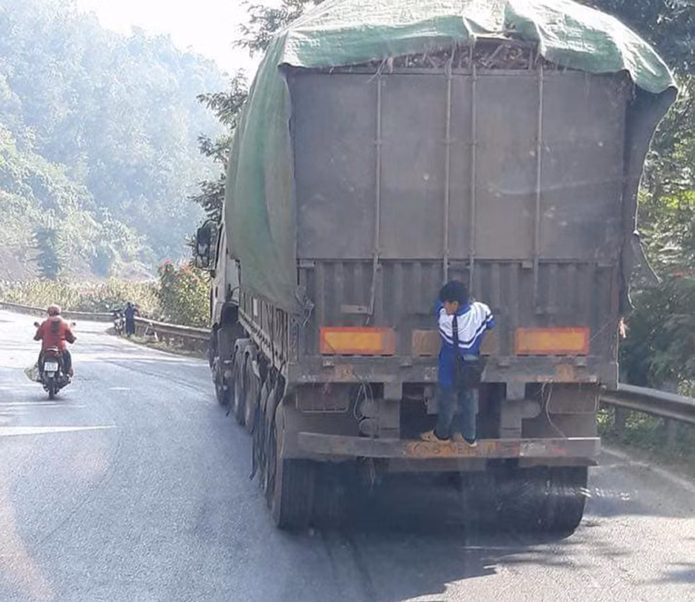 Nhiều dân mạng còn ghi lại cảnh những trẻ em vùng cao đu mình trên xe container để tới trường bất chấp sự nguy hiểm rình rập.
