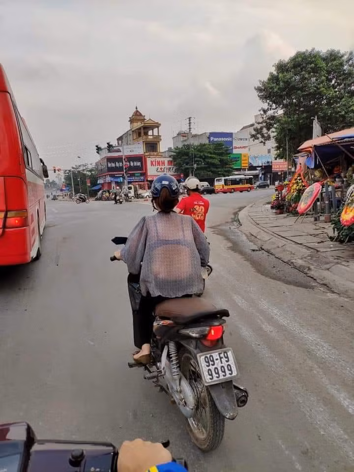 Thieu nu dien do xuyen thau, di xe BKS tu quy 9 gay nao loan duong pho