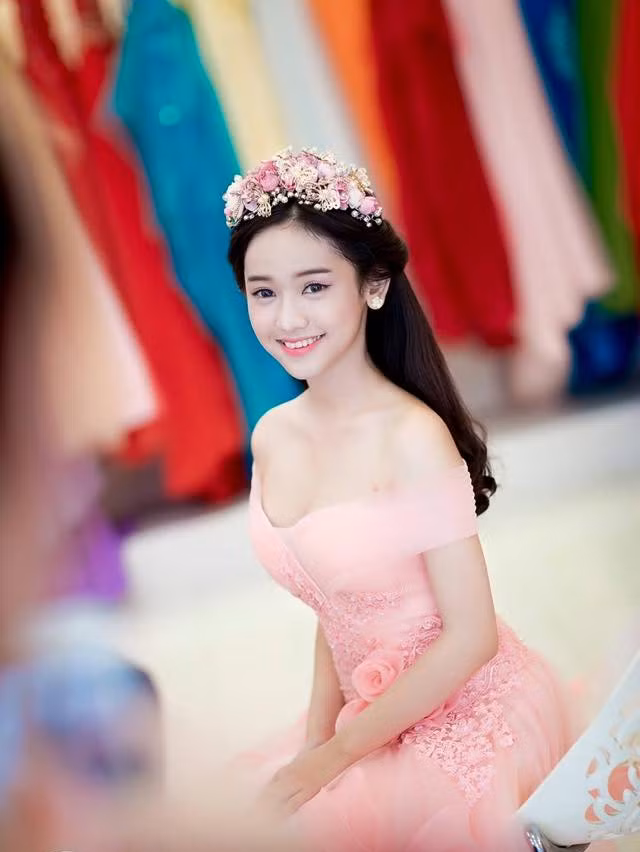 Chưa dừng lại ở đó, sau khi bất ngờ nổi tiếng, cô nàng sinh năm 1998 này công khai những hình ảnh “trùng tu” nhan sắc, lột xác với hình tượng hoàn toàn mới và sau đó chính thức bước chân vào làng giải trí với vai trò người mẫu ảnh.