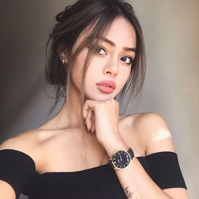 Cô gái 22 tuổi sở hữu nhan sắc hài hòa vẻ đẹp Á - Âu do mang hai dòng máu Áo - Philippines. Điểm ấn tượng nhất của cô là đôi môi dày, căng mọng đầy cuốn hút.