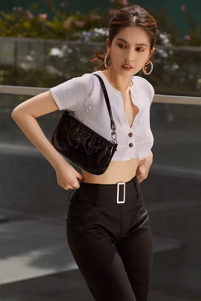 Những bức hình khoe vòng eo con kiến và vòng 1 nở nang của Ngọc Trinh thu hút sự chú ý của CĐM.