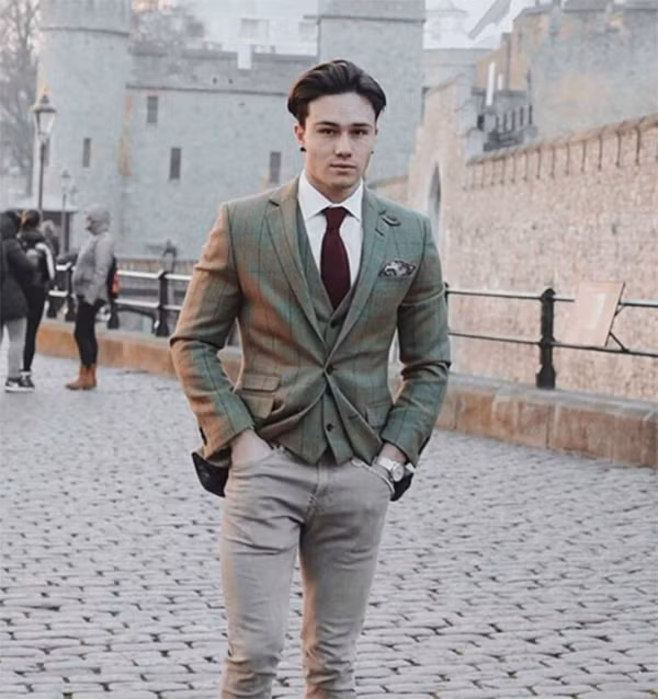 Hiện tại, chàng trai này đã có hơn 800 ngàn người theo dõi trên mạng xã hội Instagram, và hàng chục ngàn người ủng hộ trên Youtube cũng như Twitter.