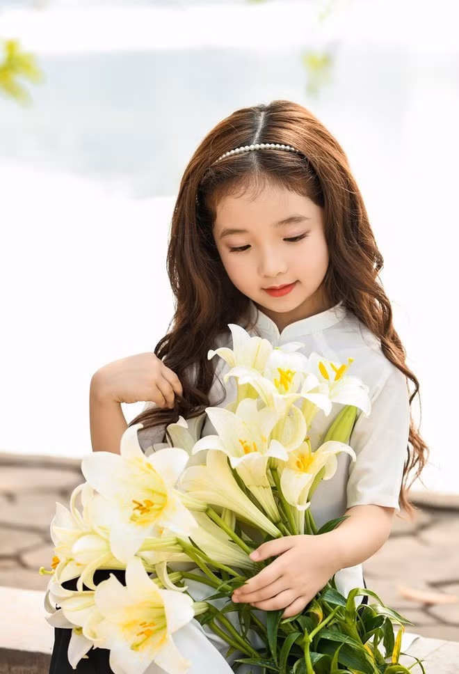 Chỉ sau ít giờ đăng tải, bộ ảnh đã thu hút hàng nghìn lượt yêu thích. Nhiều người để lại bình luận rằng vẻ đẹp mong manh, trong trẻo của cô bé Hà Vy thật sự rất hợp để chụp ảnh với hoa loa kèn.