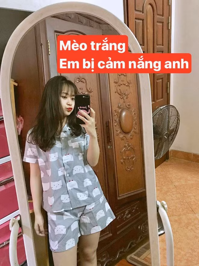 Sau khi chứng kiến bộ ảnh thả thính mới của Hương Ly, nhiều dân mạng có để lại bình luận rằng: "Cao thủ thả thính là đây chỉ là bằng mấy bộ quần áo mà đã có cả vận câu thả thính khiến biết bao anh chàng phải ùn ùn đổ gục".