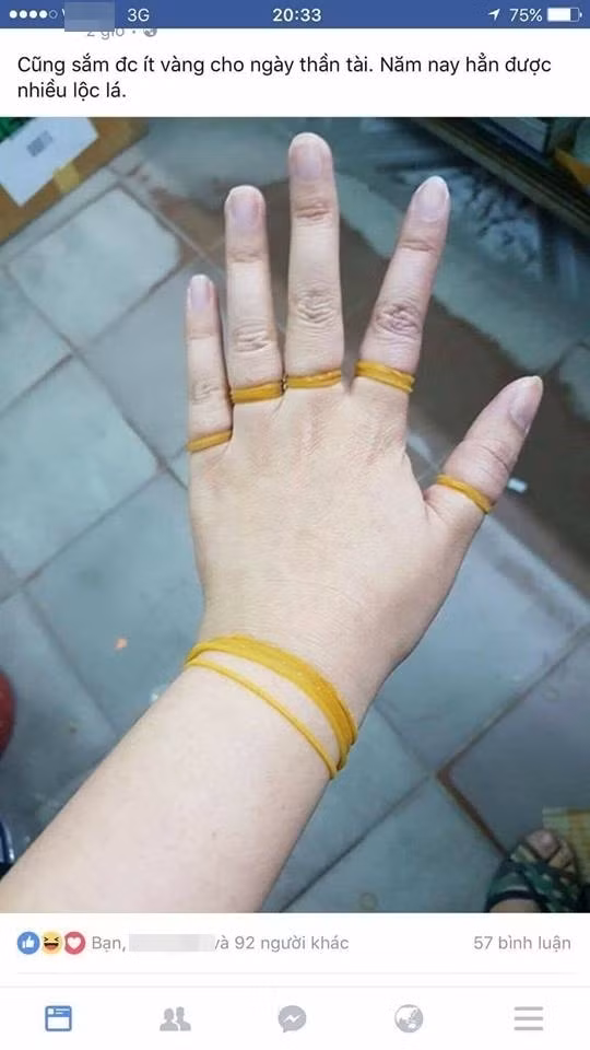 Không chỉ có chun vàng đeo ngón tay mà các dân mạng còn khoe ảnh được tặng cả vòng vàng đeo cổ tay ngày vía thần tài.