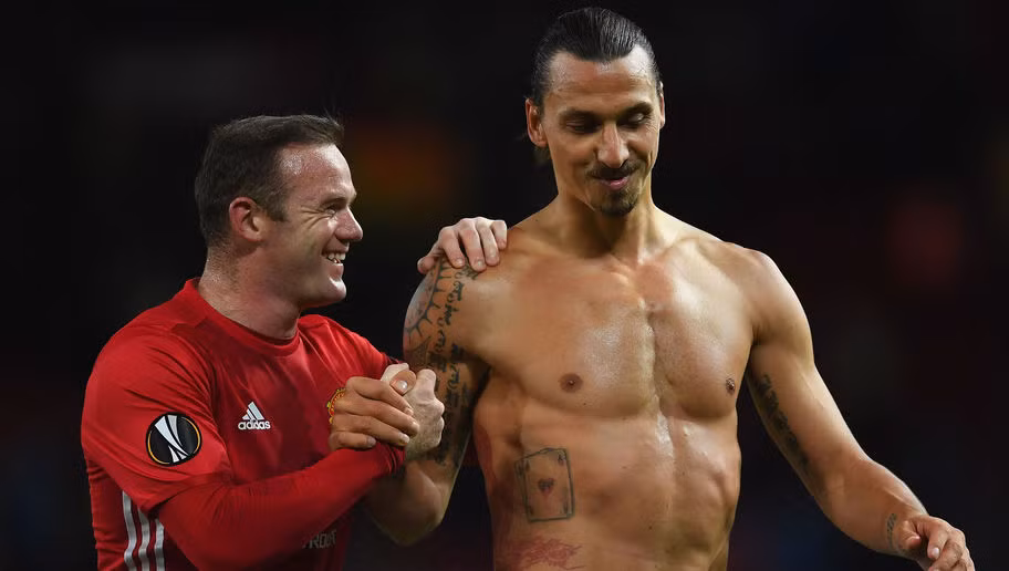 Mặc dù đã bước sang tuổi 34 nhưng chiều cao và khả năng không chiến tốt vẫn giúp Zlatan Ibrahimovic đánh bại mọi đối thủ khi được tạo cơ hội. Ảnh: Manutd.com.