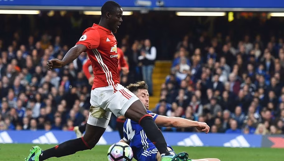 Mặc dù là tân binh của MU trong mùa giải mới, thế nhưng Eric Bailly đang cho thấy anh hòa nhập khá nhanh và để lại dấu ấn. Sức trẻ, nhanh nhẹn và cắt bóng chính xác giúp anh lọt vào đội hình tiêu biểu của huyền thoại Paul Scholes cho MU.