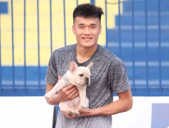 Merci là chú chó bull Pháp được Tiến Dũng nuôi cách đây không lâu. Chú chó có khuôn mặt khó đăm đăm nhưng lại được thủ môn đội tuyển U23 Việt Nam rất cưng chiều.