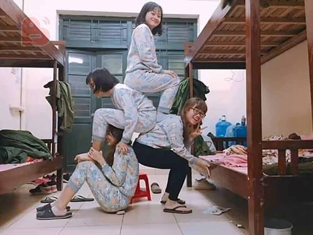 Lần lượt một người ngồi bệt thấp nhất làm trụ, người thứ hai ngồi ghé vào đầu vai người thứ nhất, người thứ ba ngồi dựa vào người thứ hai và người thứ 4 ngồi trên cùng.