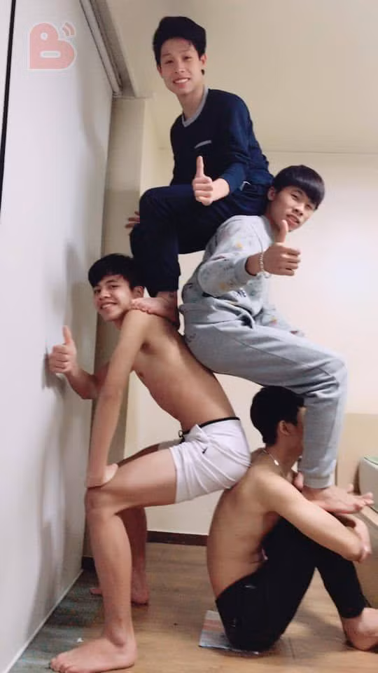 "Pose này hay đấy, mỗi tội khổ đứa ngồi dưới cùng thôi", "Hihi, phải rủ ngay lũ bạn làm quả ảnh độc mừng năm mới mới được" là những bình luận mà dân mạng để lại sau khi trào lưu chụp ảnh kiểu xếp hình được đăng tải trên MXH.