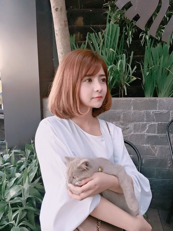 Nhiều người nghi ngờ rằng, mắt của Khánh An đã được đeo kính giãn tròng hay qua photoshop để to, tròn và long lanh hơn. Tuy nhiên, cô bạn 9X đã phủ nhận tất cả và nói rằng mắt mình là hoàn toàn tự nhiên không hề đeo lens hay làm giãn tròng.