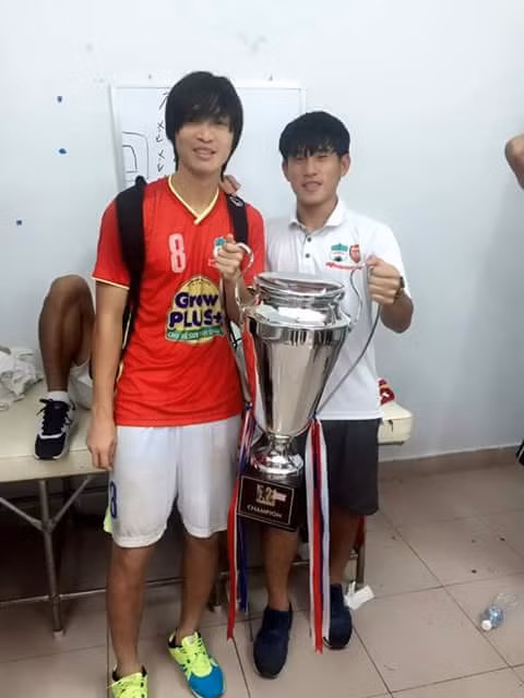 Tuấn Anh và đàn em Nguyễn Lam khoe cúp. Đây được coi là món quà mà CLB HAGL dành cho Tuấn Anh trước khi tiền vệ này lên đường sang Nhật Bản để du đấu vào đầu năm 2016.