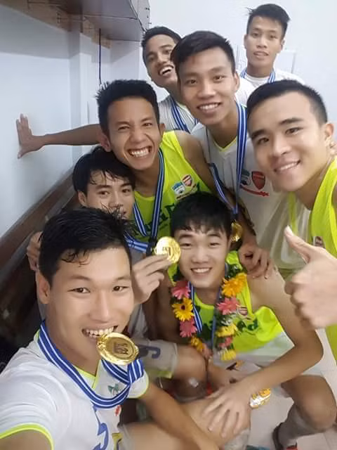 Sau khi vào phòng thay đồ, màn ăn mừng của các cầu thủ trẻ HAGL mới chính thức bắt đầu. Trên trang cá nhân của mình, trung vệ Đông Triều cho đăng tải bức ảnh ăn mừng cùng các đồng đội. Sau khi đăng tải, bức ảnh của Đông Triều đã nhận được rất nhiều lượt thích và kèm theo đó là những dòng chúc mừng chiến công của cầu thủ này cùng các đồng đội.