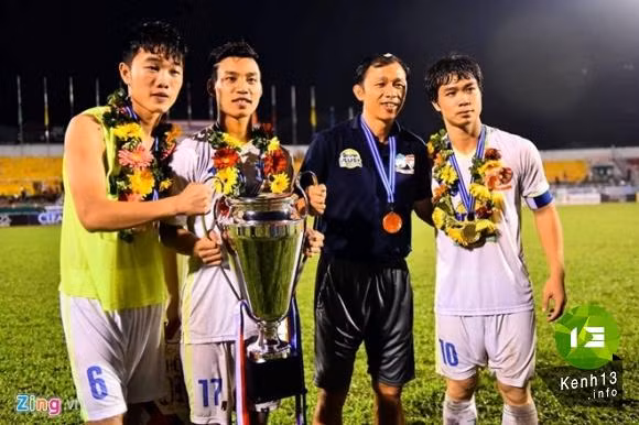 Ngay sau khi nhận cup, các cầu thủ U21 HAGL đã liên tục đăng tải những bức ảnh khoe chiến tích mới của mình.