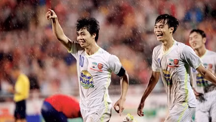 Doan binh tre U21 HAGL ron rang khoe cup vo dich