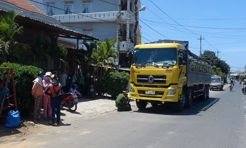 Lực lượng chức năng đang kiểm tra trường vụ tai nạn.