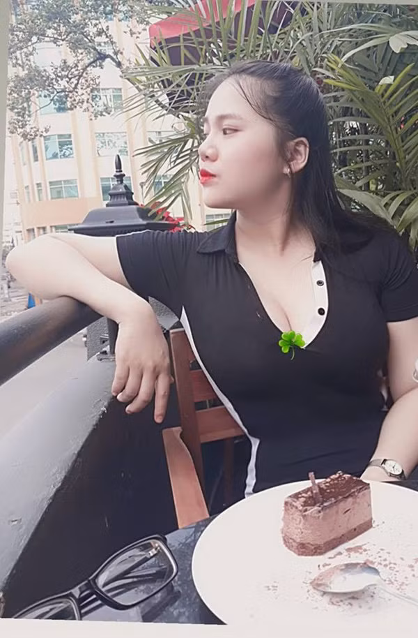 Cùng xem thêm một số hình ảnh khác của cô gái Quảng Ngãi với số đo vòng 1 cực khủng.