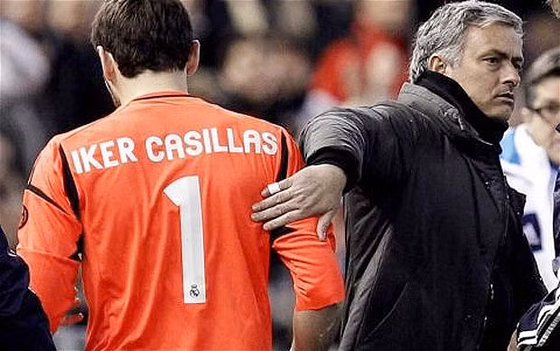 Nhân chứng tiếp theo cảm nhận được sự "vùi dập" ghê gớm của Mourinho không ai khác chính là Iker Casillas. HLV người Bồ Đào Nha này không hài lòng khi Casillas tự động liên lạc với Xavi để giải quyết mâu thuẫn giữa nhóm cầu thủ Barcelona và Real Madrid.